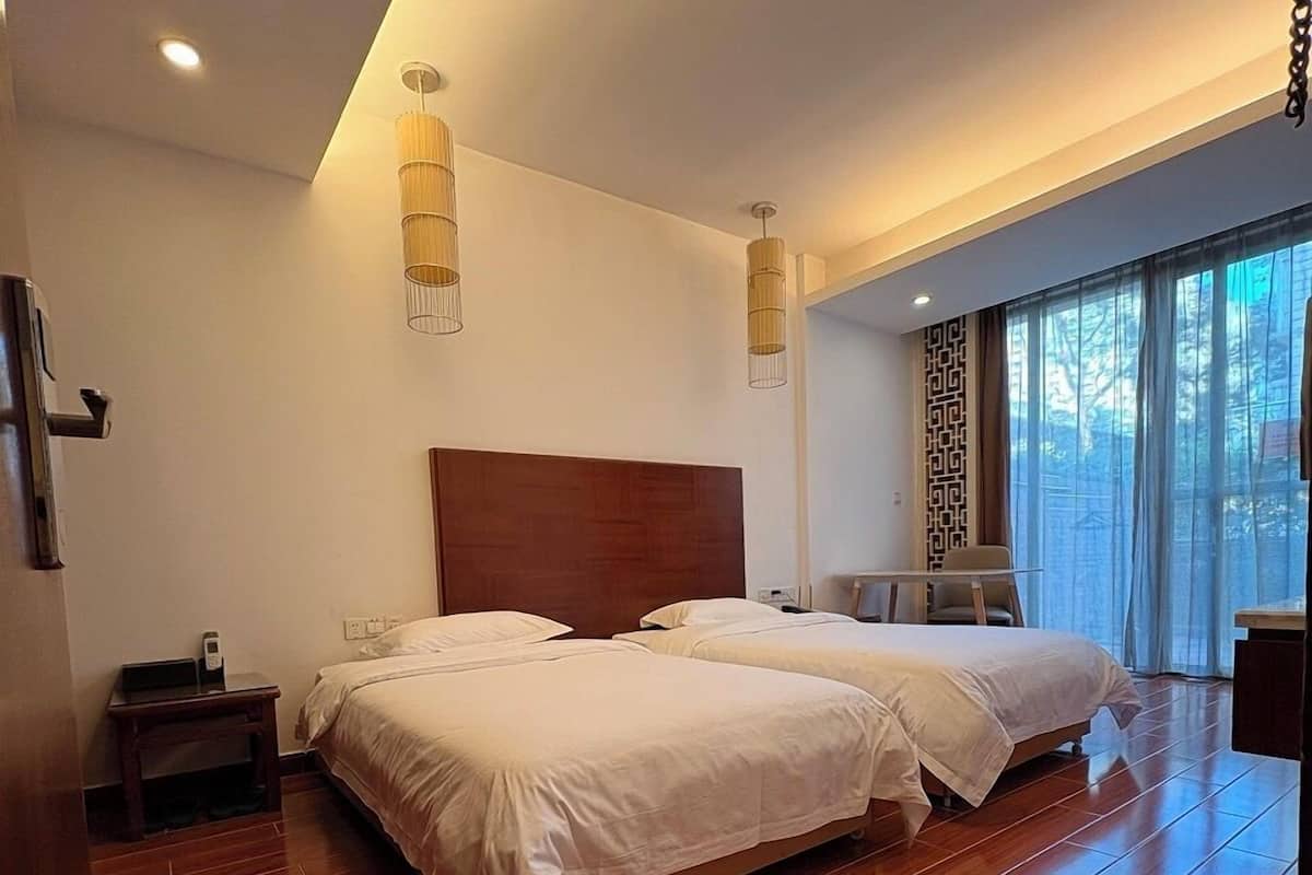 Double Room | Gebar bulu kapas, peti besi dalam bilik, meja 