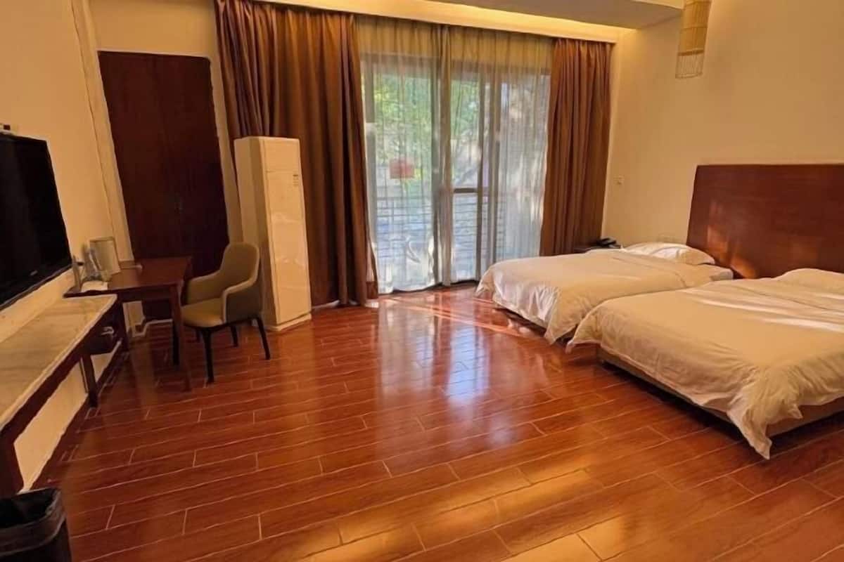 Gebar bulu kapas, peti besi dalam bilik, meja 