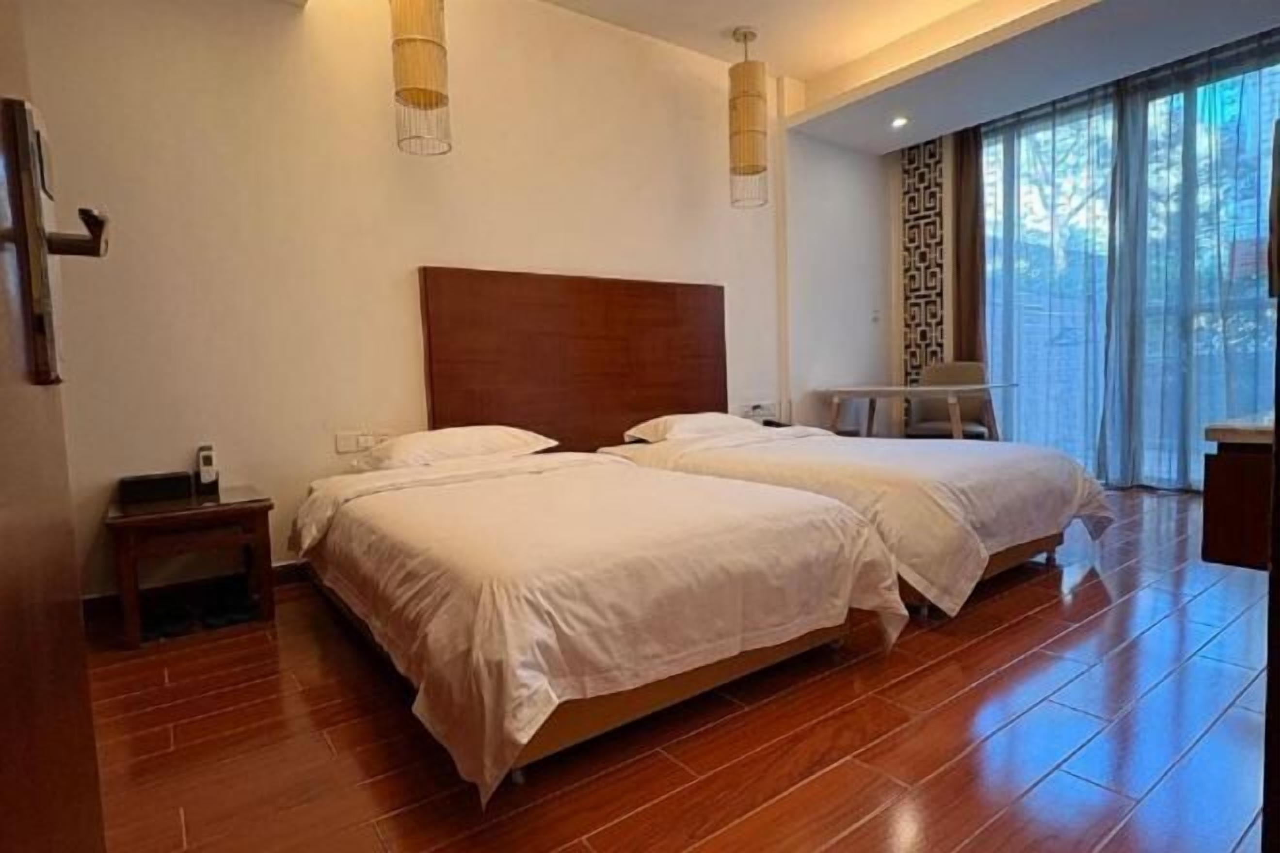 Down duvets, in-room safe, desk, blackout curtains