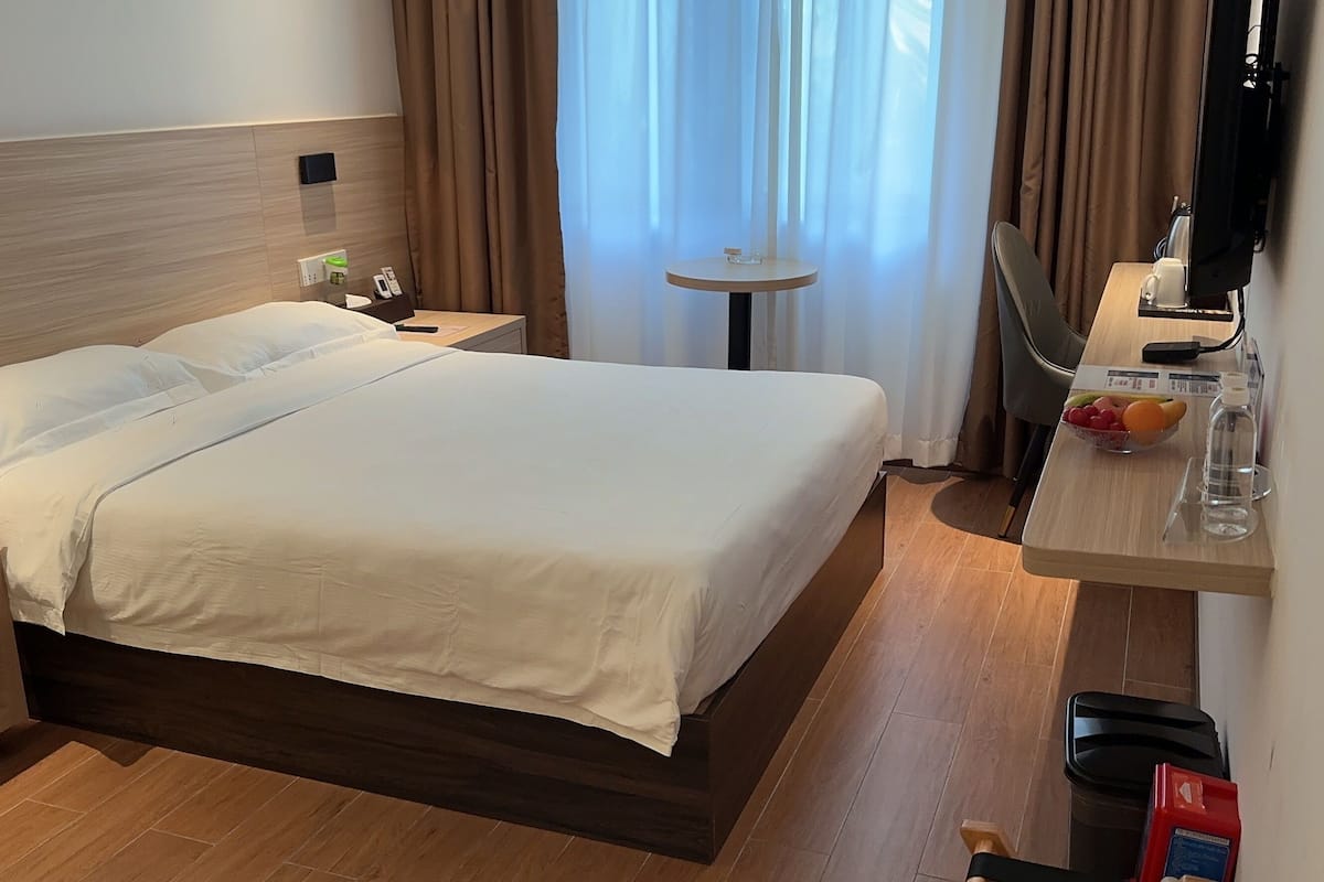 Standard Double Room | Gebar bulu kapas, peti besi dalam bilik, meja 