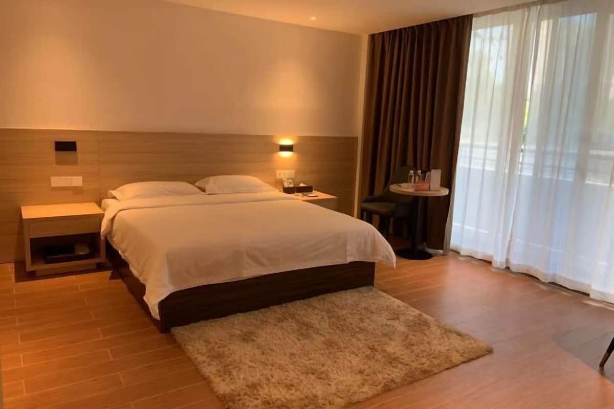 Daunenbettdecken, Zimmersafe, Schreibtisch, Verdunkelungsvorhänge