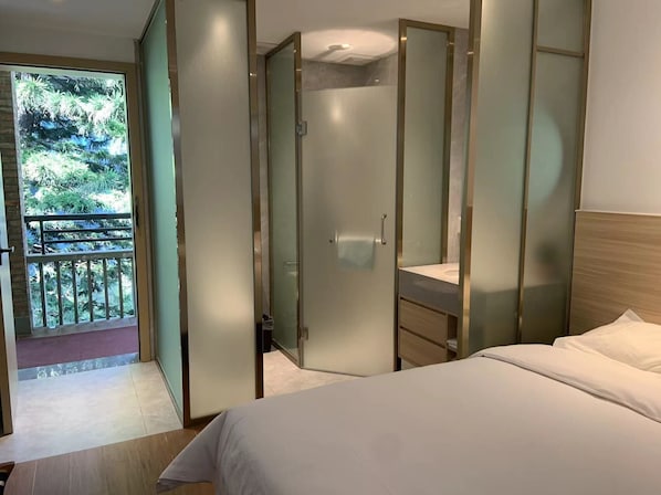 Standard Double Room | Bathroom | Shower, rainfall showerhead, free toiletries, hair dryer - Guangzhou Baiming Fangyuan Apartment (Guangzhou)