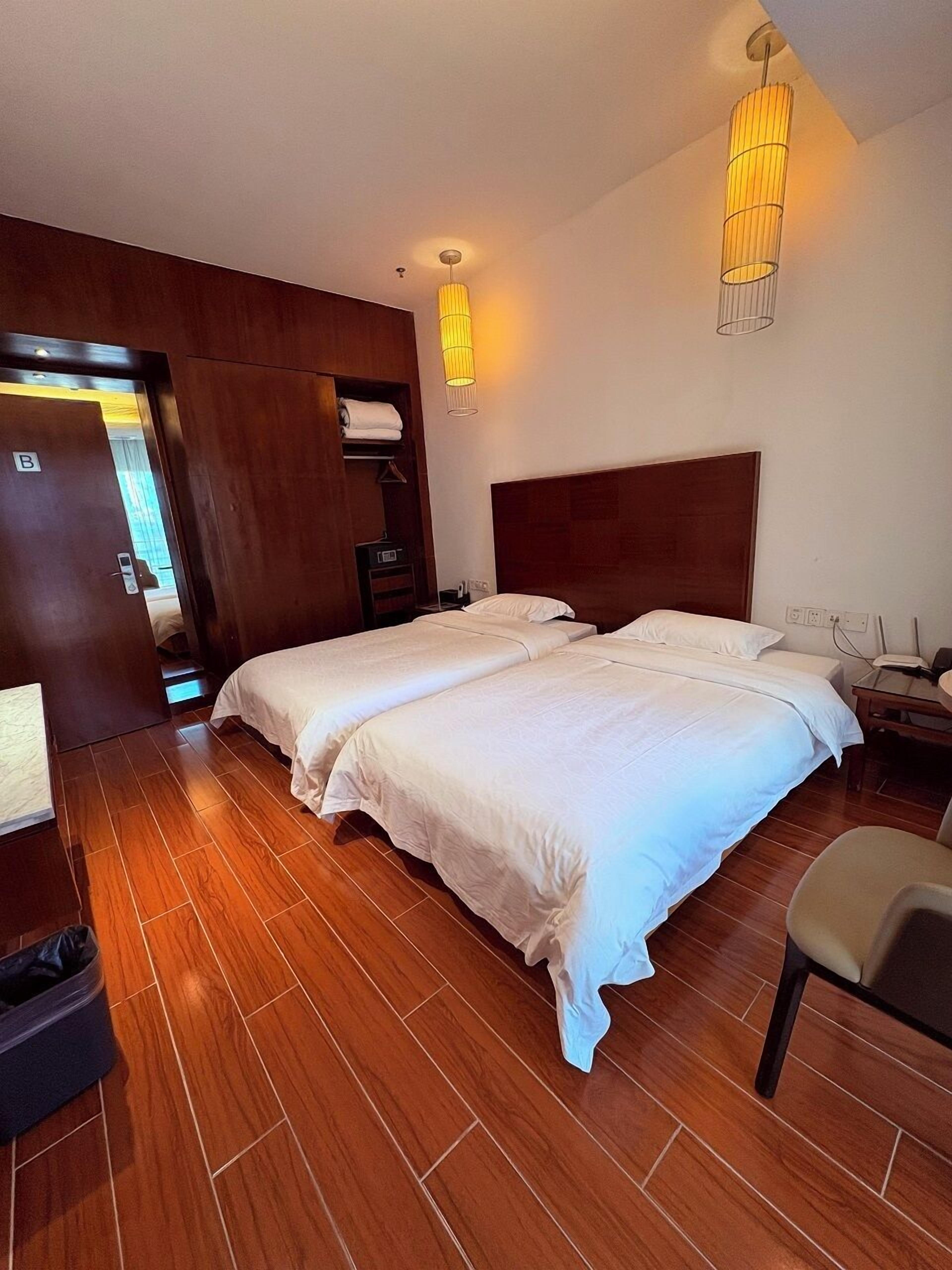 Daunenbettdecken, Zimmersafe, Schreibtisch, Verdunkelungsvorhänge