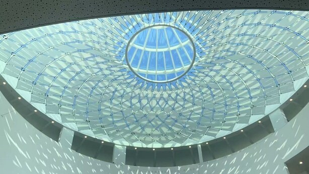 Techo moderno con diseño arquitectónico, un patrón geométrico y un motivo circular central.