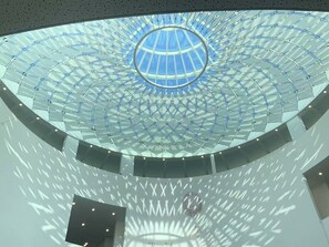 Techo moderno con diseño arquitectónico, un patrón geométrico y un motivo circular central.