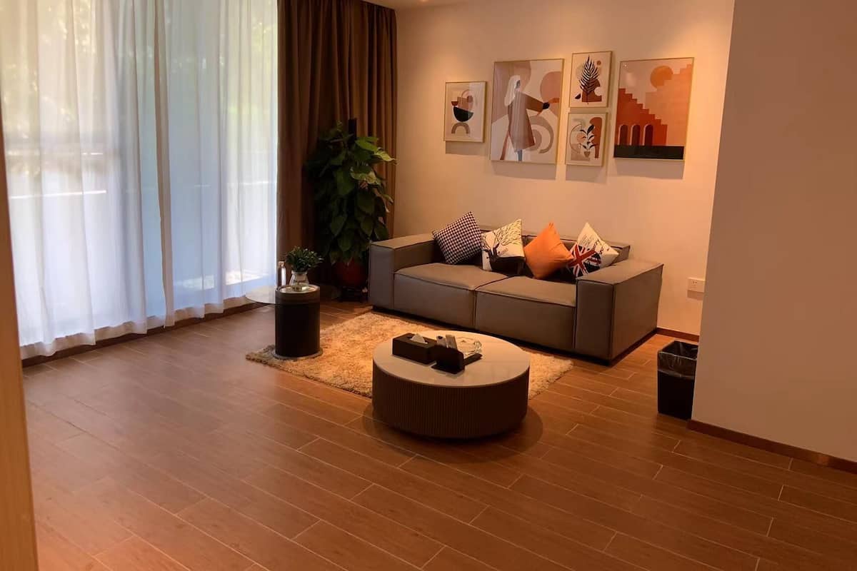 Deluxe Suite | Gebar bulu kapas, peti besi dalam bilik, meja 