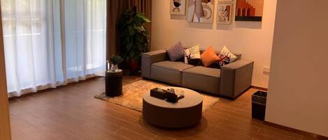 Deluxe Suite | Down comforters, in-room safe, desk, blackout drapes