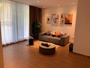 Suite – deluxe | Dundyner, safe på rommet, skrivebord og blendingsgardiner