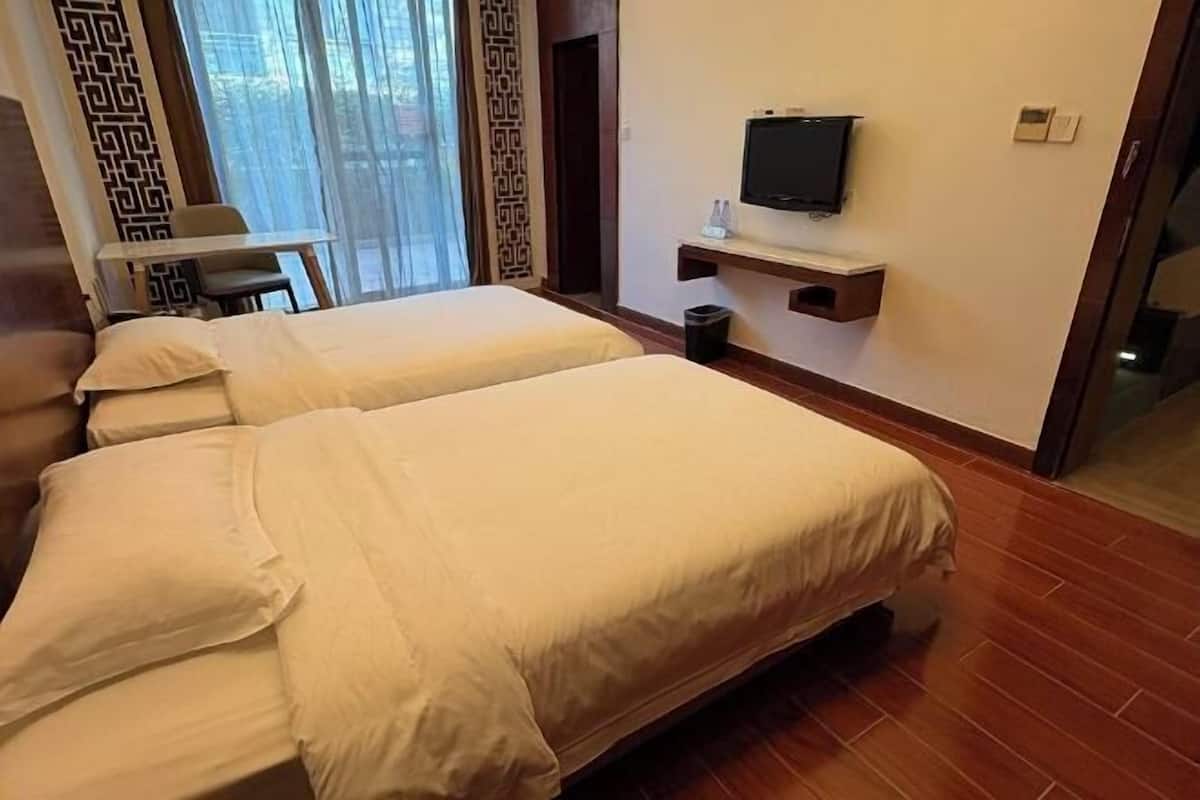 Gebar bulu kapas, peti besi dalam bilik, meja 