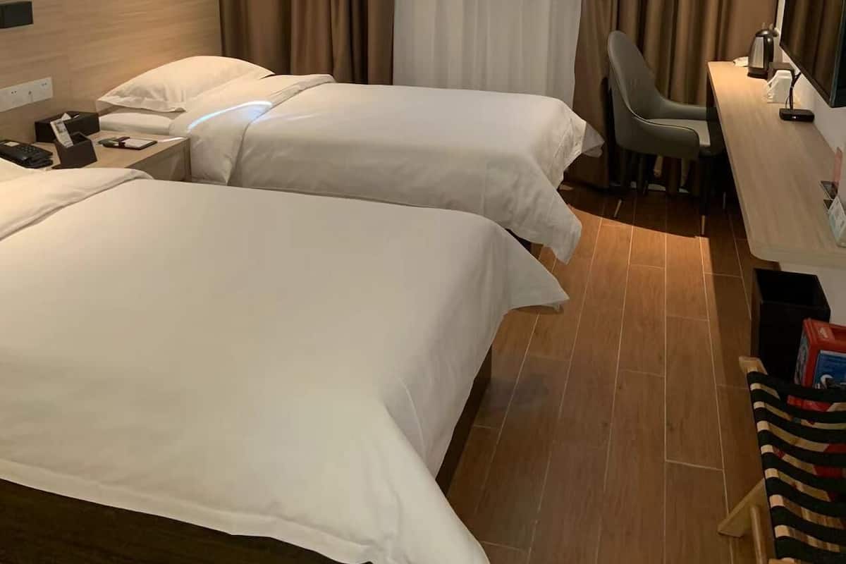 Standard Twin Room | Gebar bulu kapas, peti besi dalam bilik, meja 
