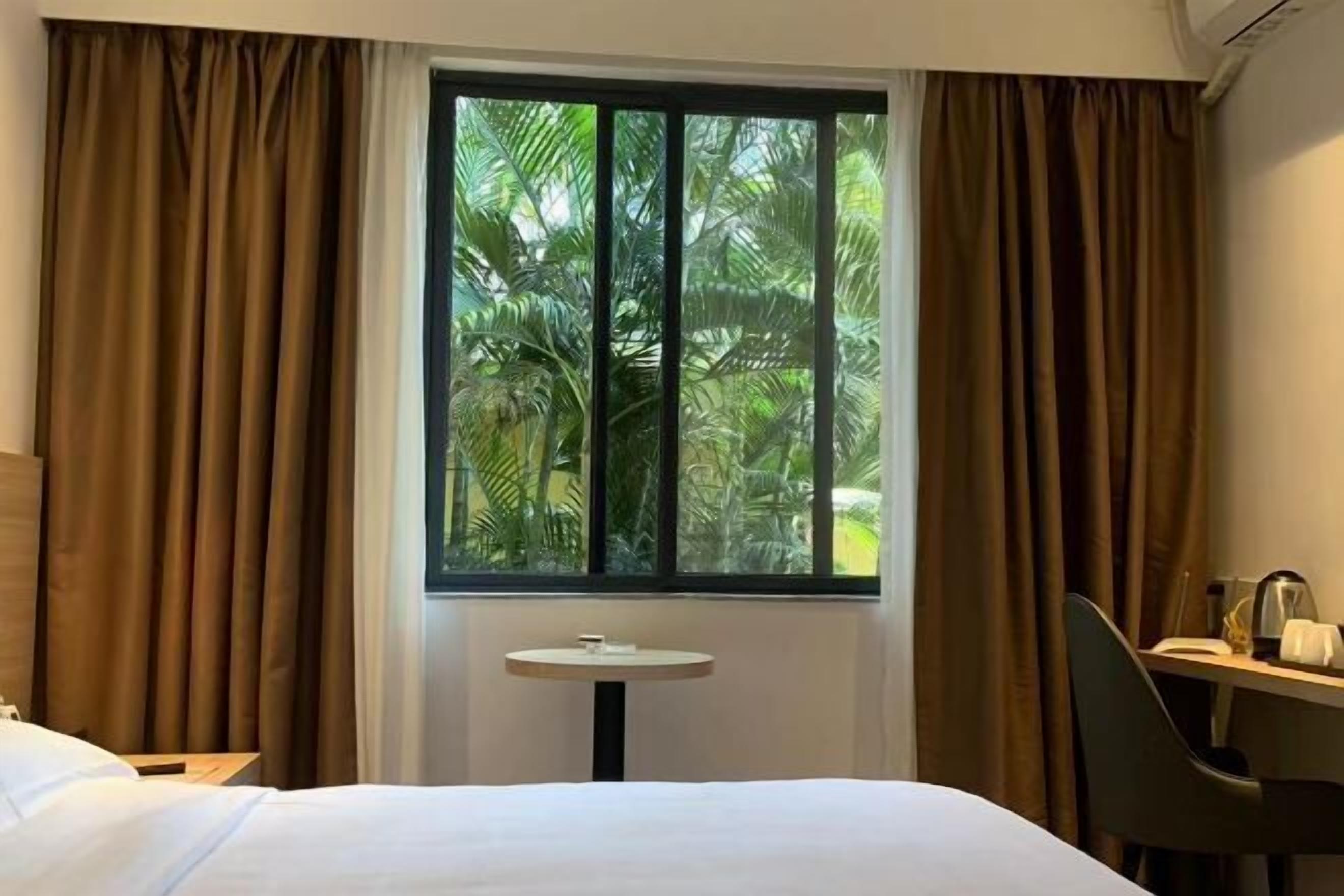 Daunenbettdecken, Zimmersafe, Schreibtisch, Verdunkelungsvorhänge