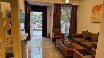 Apartment Suite | Down comforters, in-room safe, desk, blackout drapes