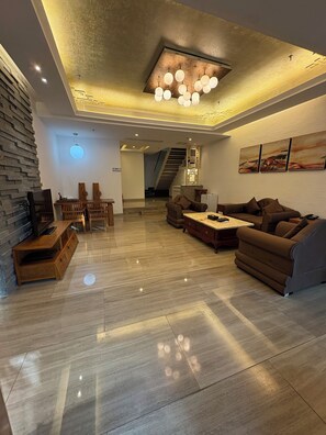 Toetasjesleilighet | Dundyner, safe på rommet, skrivebord og blendingsgardiner