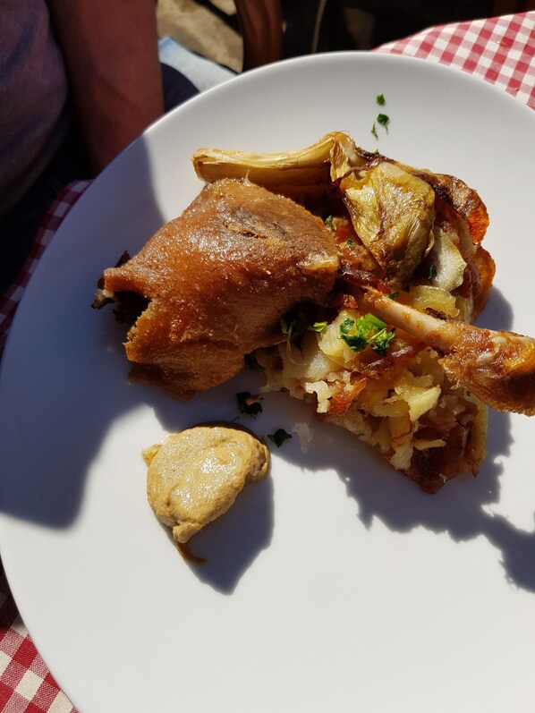 A plate with roasted chicken and vegetables. - Nieudegat B&B (Simeyrols)