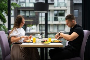 Frukost enligt egen beställning varje dag mot avgift