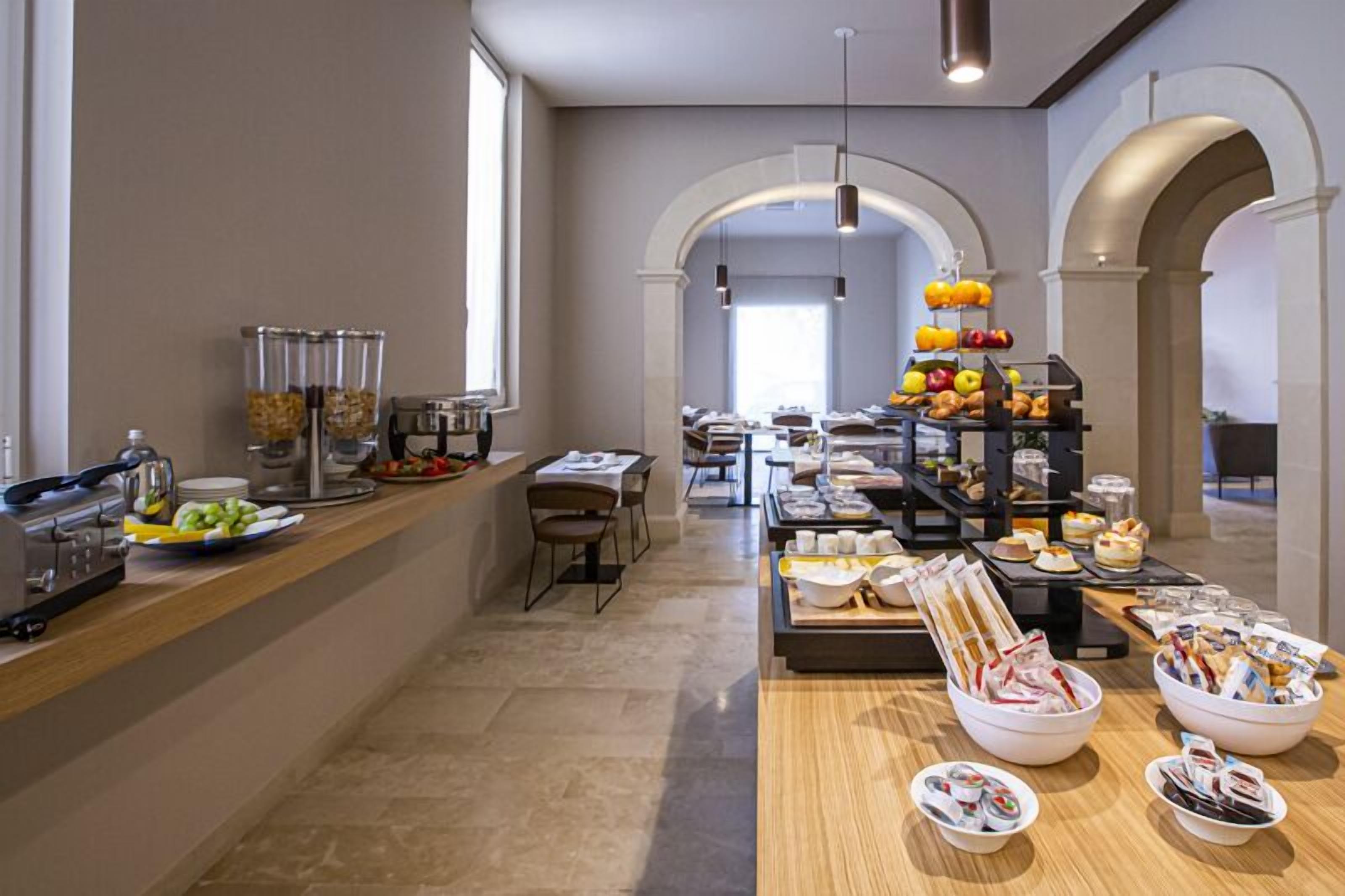 Petit déjeuner buffet (15 EUR par personne)