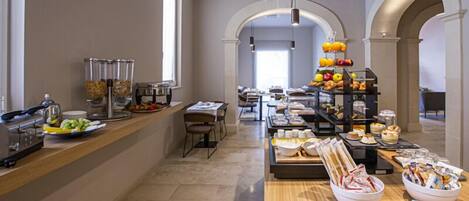 Tägliches Frühstücksbuffet (15 EUR pro Person)