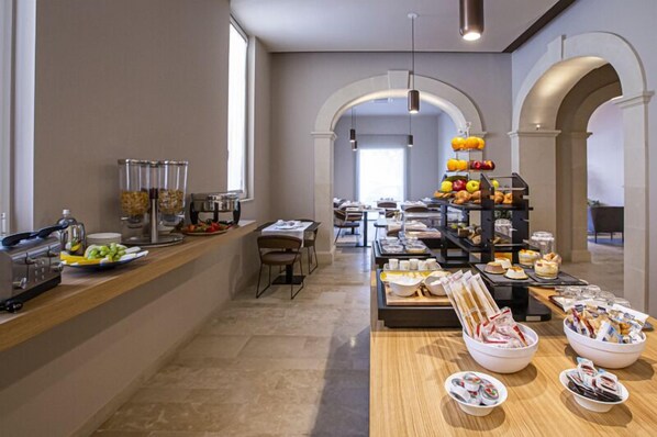 Petit déjeuner buffet (15 EUR par personne)