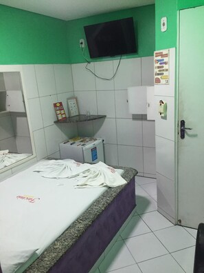 Minibar, iron/ironing board, free WiFi, bed sheets
