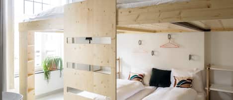Room (6 Guests) | Peralatan tempat tidur hipoalergenik, peti besi dalam bilik