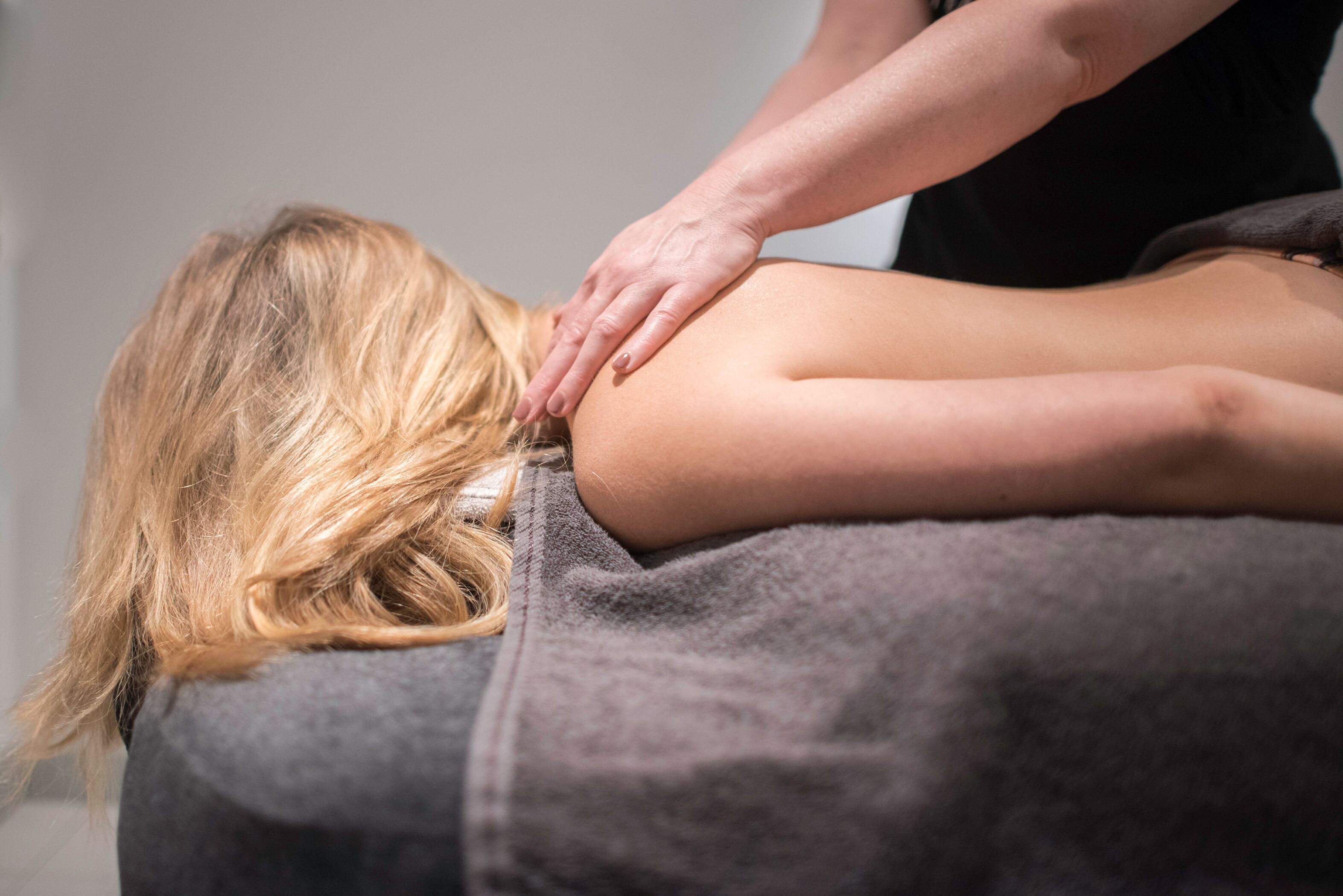 Uma pessoa recebendo uma massagem nas costas.