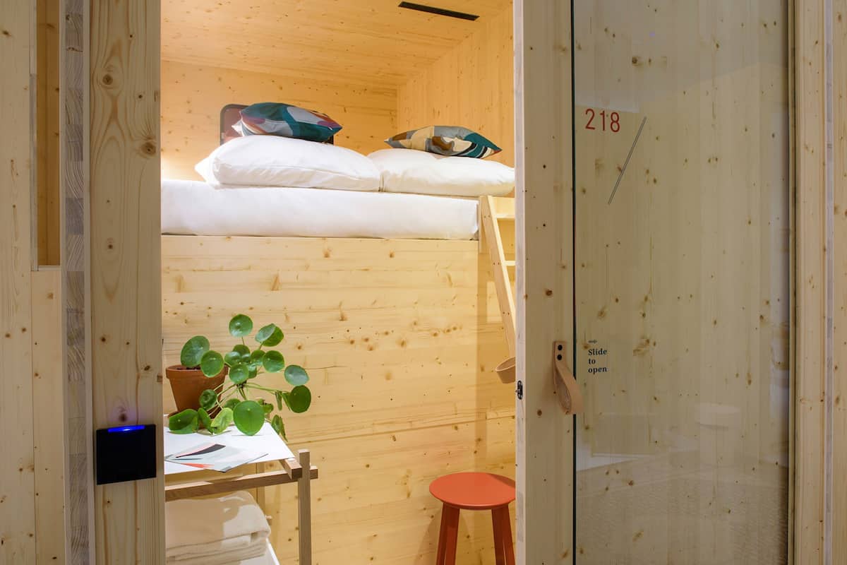 Double Unit Pod in Shared Dormitory (16 pods) | 低刺激性寝具、セーフティボックス (室内)、防音設備、WiFi (無料)