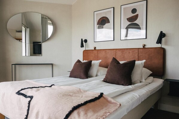 Minibar, free WiFi, bed sheets