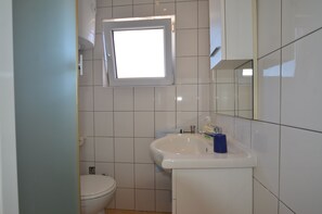 Studio | Bathroom | Shower, towels - Zdenac Studio (Rovinj)