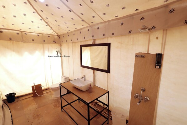Shower, rainfall showerhead, free toiletries, towels - Amazing Desert Camp (Jaisalmer)