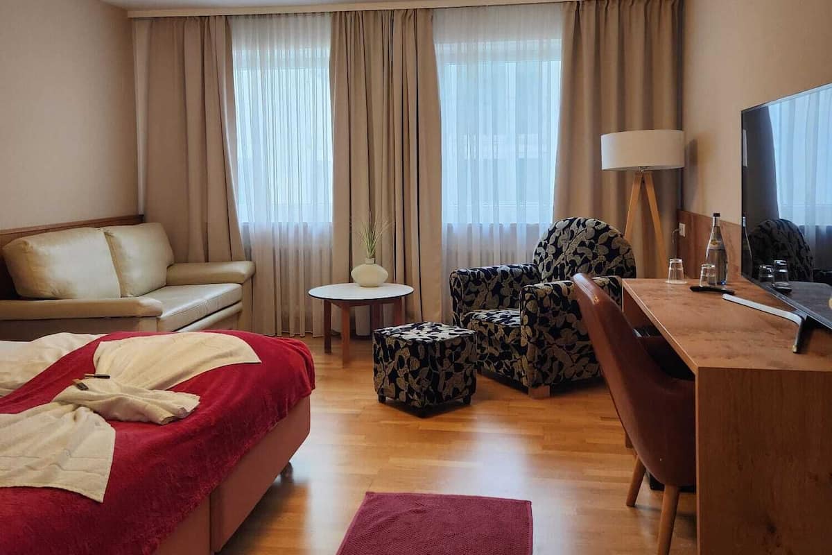 Habitación doble superior | Ropa de cama hipoalergénica y escritorio