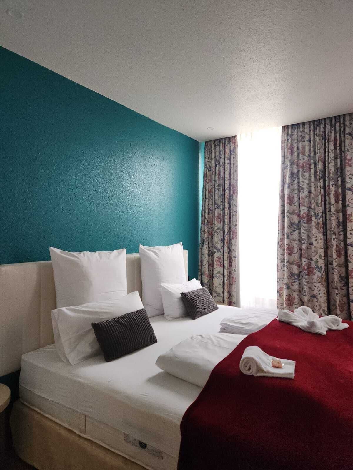 ห้องคลาสสิกดับเบิล | เครื่องนอนป้องกันสารก่อภูมิแพ้, โต๊ะทำงาน, พื้นที่ทำงานแบบใช้แล็ปท็อป