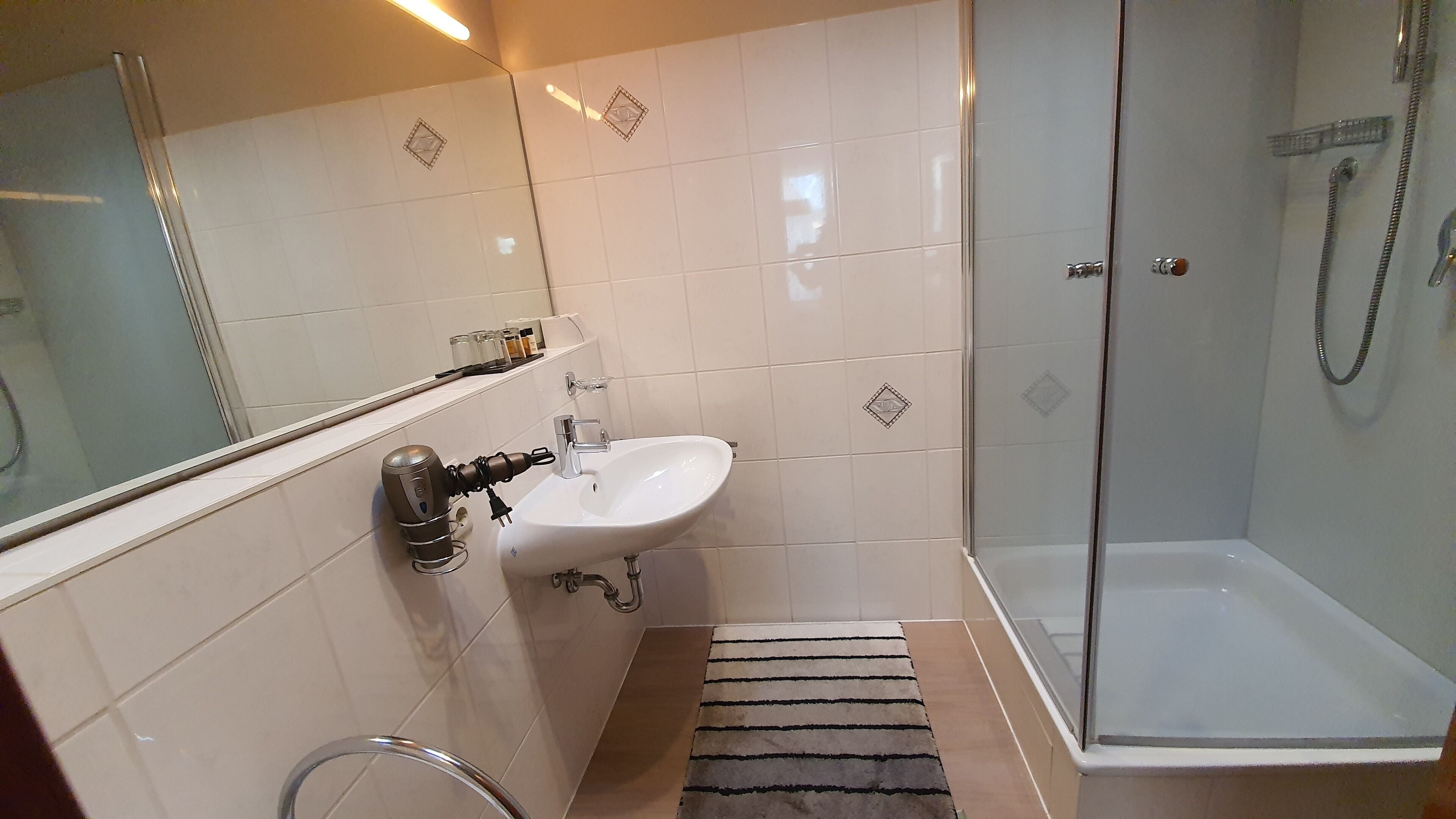 classic double room | bathroom | free toiletries, hair dryer, towels