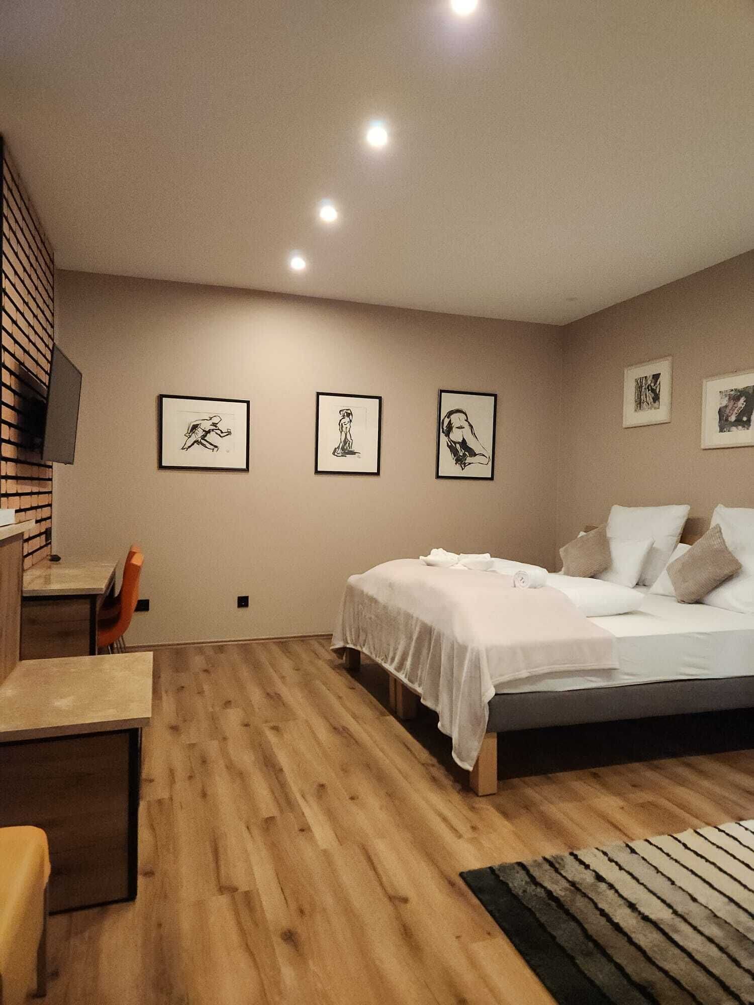 Habitación Confort doble | Ropa de cama hipoalergénica y escritorio