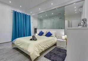 Apartment (3 Bedrooms) | 3 bedrooms, laptop workspace, WiFi, bed sheets - Luxury 3BR Apartment With Marina Views (Ta' Xbiex)