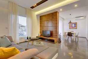 40-inch TV with cable channels - Luxury 3BR Apartment With Marina Views (Ta' Xbiex)