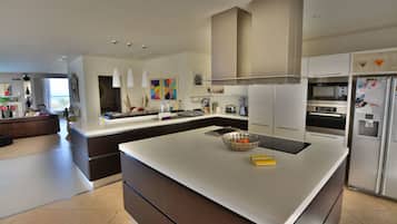 Villa (3 Bedrooms) | Private kitchen | Oven, cookware/dishes/utensils