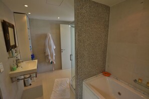 Villa (3 Bedrooms) | Badezimmer | Dusche, Haartrockner, Handtücher