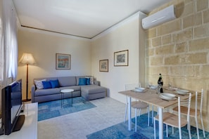 Casa, 1 habitación | Zona de estar | Una televisión