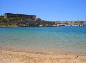 Land view from property - Charming Seafront House In Kalkara (Kalkara)