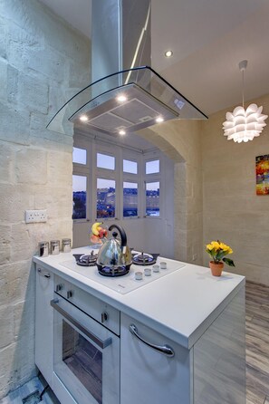 House, 1 Bedroom | Private kitchen | Fridge, microwave, oven, stovetop - Charming Seafront House In Kalkara (Kalkara)