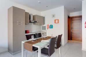 Apartamento, 2 habitaciones | Cocina privada | Frigorífico, microondas, horno y placa de cocina