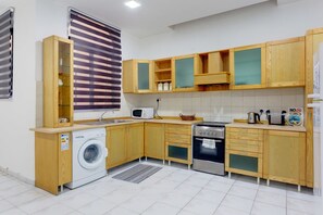 Apartment (4 Bedrooms) | Private kitchen | Oven