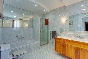 Biệt thự, 4 phòng ngủ | Phòng tắm | Buồng tắm vòi sen, vòi sen phun mưa, máy sấy tóc, khăn tắm 