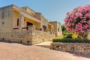 Property grounds - Superlative 4 Bedroom Villa With Private Pool (Swieqi)