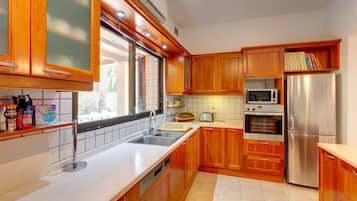 Villa, 4 Bedrooms | Private kitchen | Microwave, oven, toaster, cookware/dishes/utensils