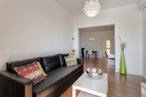 Appartement, 2 chambres | Aire de séjour | Téléviseur