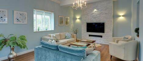 Apartamento (2 Bedrooms) | Zona de estar | Una televisión de pantalla plana