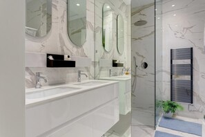 Apartment (1 Bedroom) | Badezimmer | Dusche, kostenlose Toilettenartikel, Haartrockner, Bidet