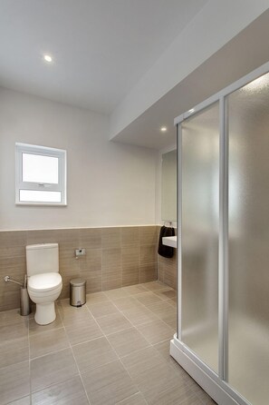 Apartment, 2 Schlafzimmer | Badezimmer | Dusche, Handtücher