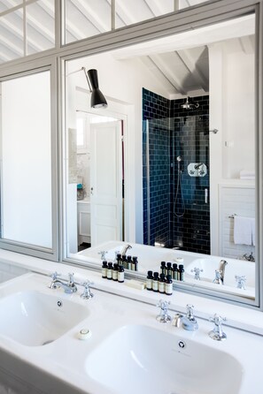Panoramic Double Room, City View | Bathroom | Shower, free toiletries, hair dryer, bidet - Oltrarno Splendid (Florence)